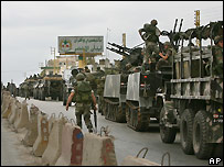 Tanque do Exército libanês passa em frente ao campo de Nhar al-Bared