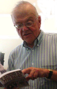 Gareth Miles gyda'i lyfr, Y Gaucho o Ffos Halen - cyfieithiad a gyhoeddwyd 2005