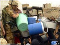 Soldados britânicos distribuem água em Basra
