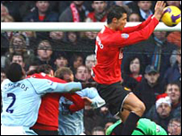 Pha dùng tay chơi bóng của Ronaldo