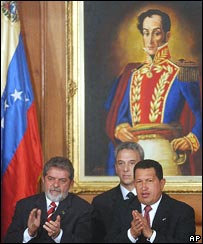 Lula e Chávez na frente de retrato de Simón Bolívar