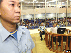 Cựu lãnh tụ Khmer Đỏ Duch trước vành móng ngựa trong phiên toà ngày 05.12 tại Phnompenh