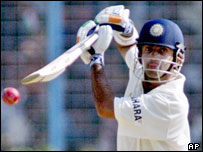 گوتم گمبھیر جنہوں نے اپنی پہلی ٹیسٹ سینچری بنائی ہے۔ 