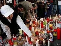 سوگواران لبنانی بر مزار رفيق حريری، نخست وزير سابق لبنان گرد شمع روشن می کنند