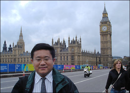 许浩在国会大厦前