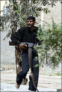 Combatente membro da milícia Exército Mehdi, do Iraque