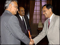 भारतीय गृह मंत्री शिवराज पाटिल और बांग्लादेश के गृह सचिव मोहम्मद अब्दुल करीम 
