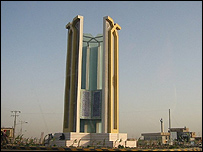 بنای یادبودی در ورودی غربی شهر هرات (عکس از سایت هرات)