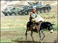 хлопчик на фоні танку