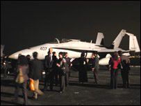 Trên sân bay của USS Kitty Hawk