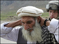 سرباز آمريکايی در شرق افغانستان در حال بازرسی يک مرد افغان