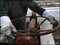 یک کارگر نفتی خط لوله نفتی دروژبا در بلاروس