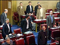 İran Meclisi'nde bir oylama sırasında milletvekilleri
