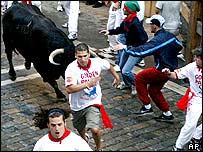 Mladíci prchají před býky v Pamploně