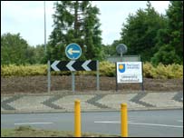 Vòng xoay ngay trước cửa trường