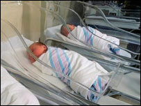 Bebês dormindo em um hospital