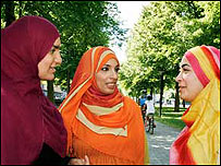 Apresentadoras usam véu islâmico (foto: SVT)