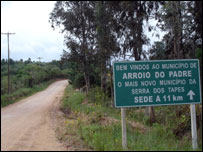 Estrada de terra que segue em direção ao centro de Arroio do Padre