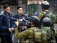 İsrail askerleri ve Filistinliler