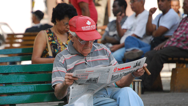 Cubano leyendo el periodico Granma. Foto: Raquel Perez.