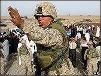 Soldado americano controla população no Iraque