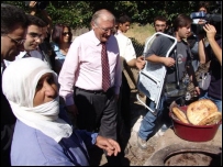 Günter Verheugen Tuzla köyünde (Fotoğraf: Kadir Konuksever)