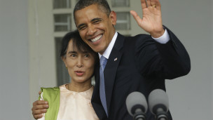 Obama trong buổi họp báo chung với bà Suu Kyi