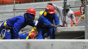 Operários (Foto: AFP/Getty Images)
