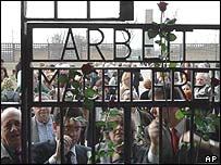 Růže na bráně tábora Sachsenhausen