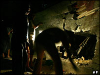 Palestinos inspecionam local do ataque israelense