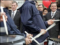 Gerhard Schröder a Horst Köhler sledují přehlídku