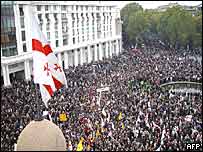 Gürcistan'da Şevardnadze'nin istifasını isteyen göstericiler 
