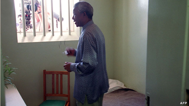 بازدید ماندلا از زندان جزیره روبن