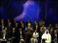 Lachdar Brahímí (uprostřed)