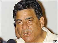 نبیل امر کی عمر سینتالیس سال ہے