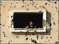 Gazze'de hasar görmüş bir bina