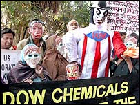 हज़ारों प्रदर्शनकारी भाग ले रहे हैं