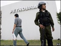 Hiện văn phòng Petroblas tại Bolivia đang bị quân lính Bolivia canh phòng