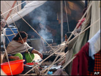 Mulheres em um campo de refugiados em Muzaffarabad, no Paquistão