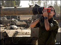 سرباز اسرائيلی لوله توپ تانک خود را بررسی می کند