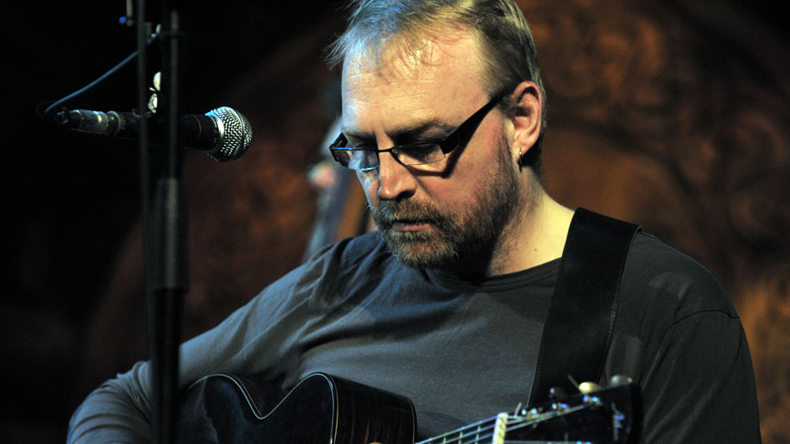 Boow Hewerdine live at the GRCH Strathclyde Suite. Photo by Louis Decarlo
