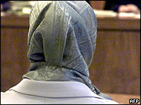 Başörtülü bir kadın