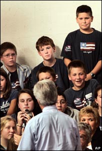 O candidato democrata à presidência dos Estados Unidos, John Kerry, conversando com jovens em New Hampshire nesta segunda-feira
