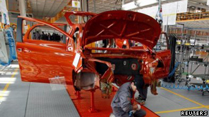 长城汽车公司工人在组装线上工作