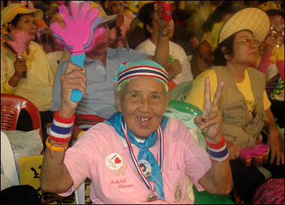 Một cụ bà vui mừng vì thủ tướng Thaksin phải từ chức