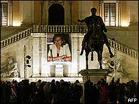 Nad vstupem do římského Kapitolu byla umístěna fotografie unesené novinářky