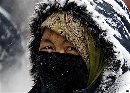 Một phụ nữ che mặt mình ở Lan Châu, tỉnh Gansu, ngày 27/01/2008