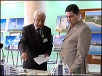 Президент Бердимуҳаммадов курорт лойиҳаси билан танишаяпти(Туркманистон давлат телевидениеси кадрлари)