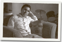 Tom Cairnes yn ei hen gartref yn Manhattan