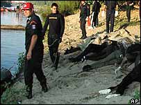 دریائے ایورز کے کنارے پر ڈوبنے والوں کی لاشیں